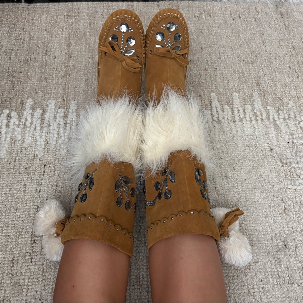Beverly Feldman Brown Moccasins with White Fur Trim - Picture 2 of 5
